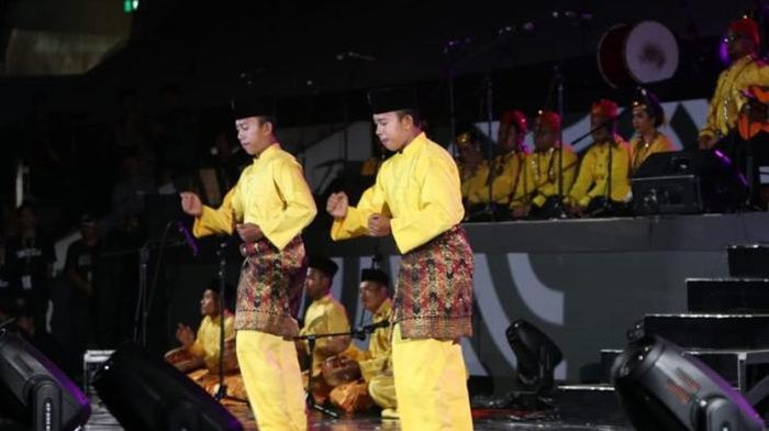 Detail Gambar Pakaian Adat Riau Beserta Namanya Nomer 23