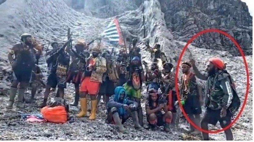 Gambar Pasukan Di Atas Gunung Memegang Bendera - KibrisPDR