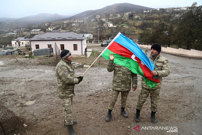 Detail Gambar Pasukan Di Atas Gunung Memegang Bendera Nomer 9