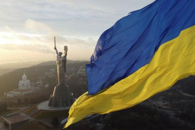 Detail Gambar Pasukan Di Atas Gunung Memegang Bendera Nomer 10