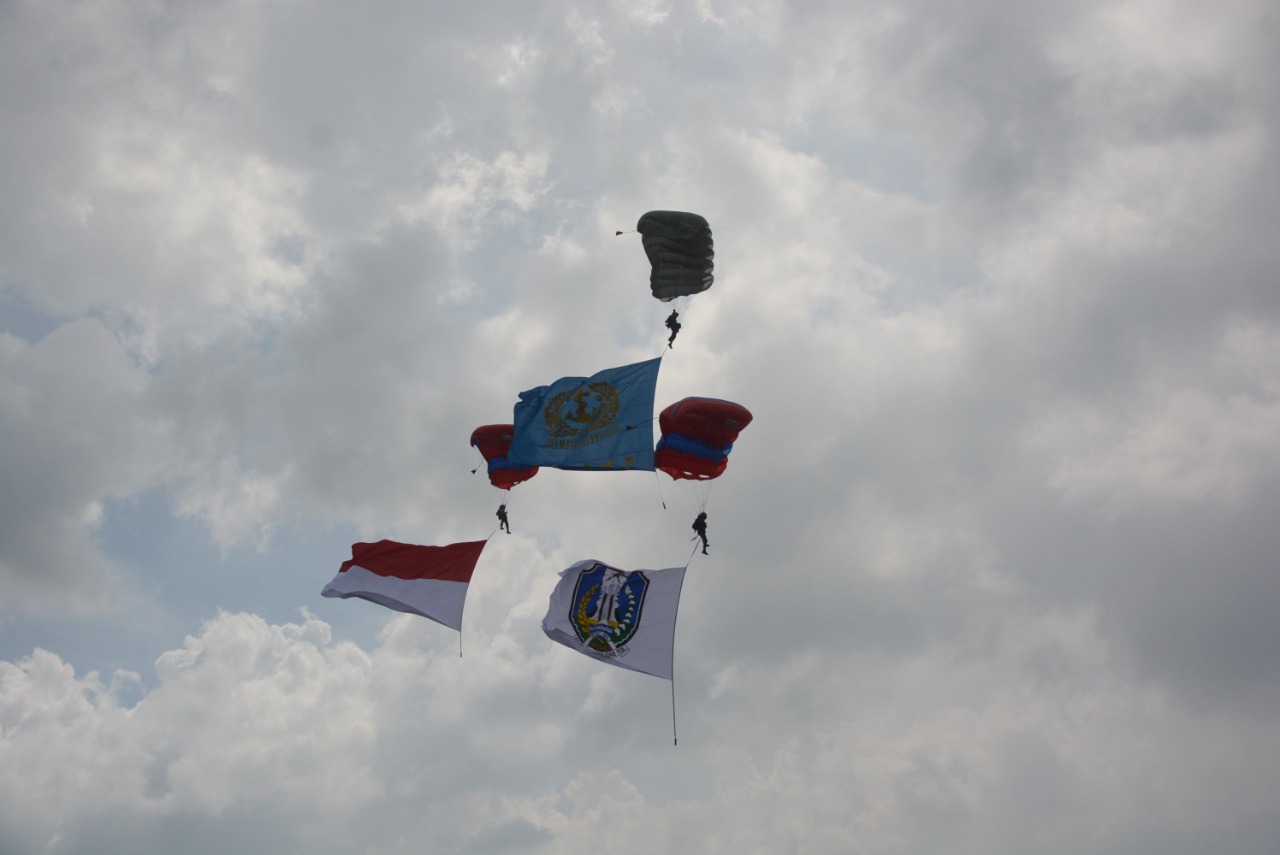 Detail Gambar Pasukan Di Atas Gunung Memegang Bendera Nomer 16