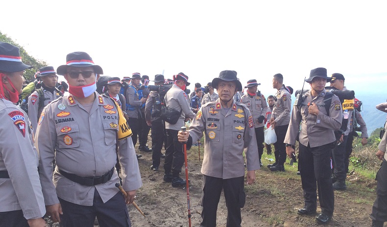 Detail Gambar Pasukan Di Atas Gunung Memegang Bendera Nomer 17