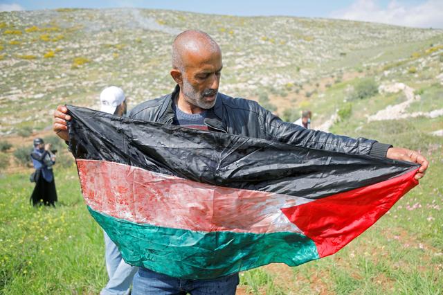 Detail Gambar Pasukan Di Atas Gunung Memegang Bendera Nomer 19