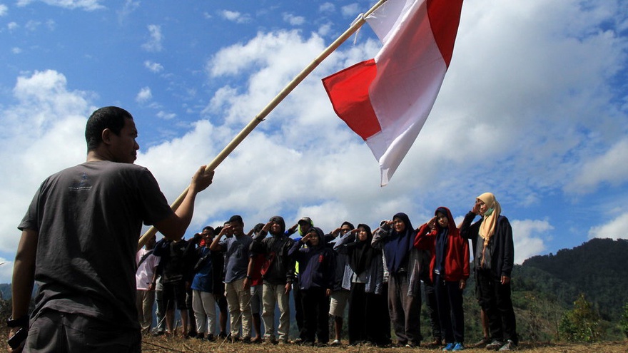 Detail Gambar Pasukan Di Atas Gunung Memegang Bendera Nomer 24