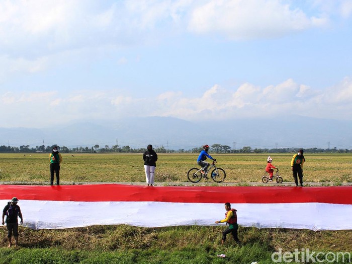 Detail Gambar Pasukan Di Atas Gunung Memegang Bendera Nomer 51