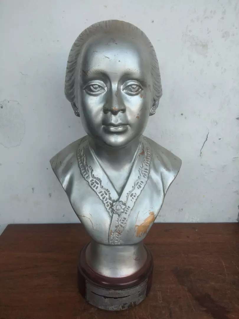 Detail Gambar Patung R A Kartini Nomer 6