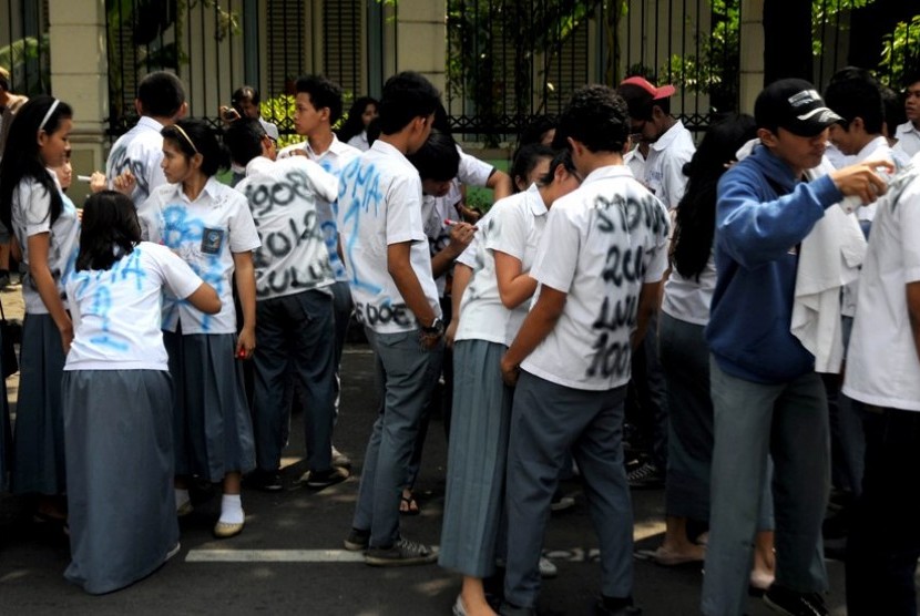 Detail Gambar Pelajar Melakukan Ujian Nomer 22