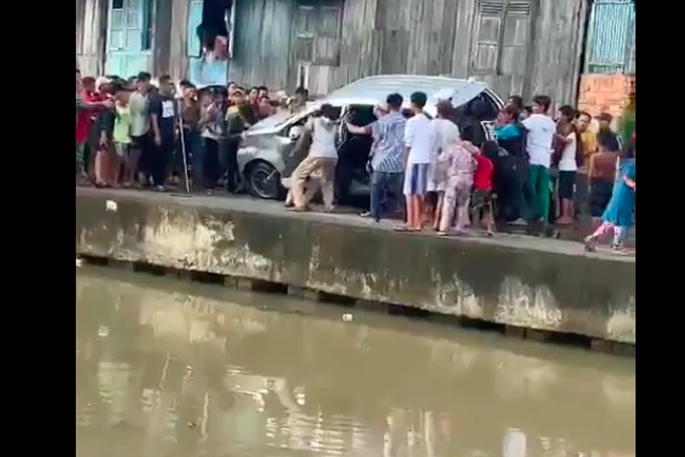 Detail Gambar Pelajaran Sd Seorang Bapak Mendorong Mobil Nomer 29