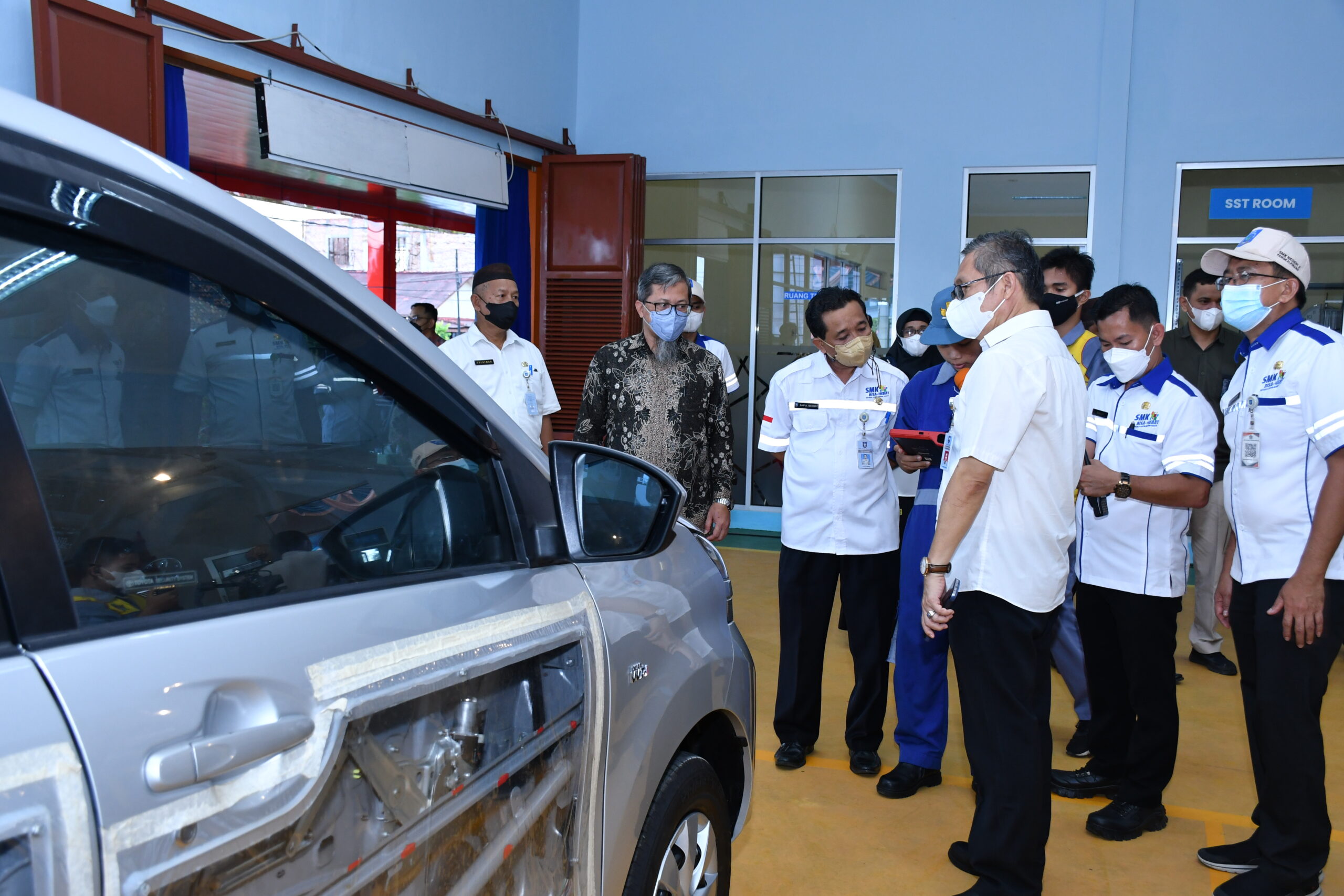 Detail Gambar Pelajaran Sd Seorang Bapak Mendorong Mobil Nomer 48