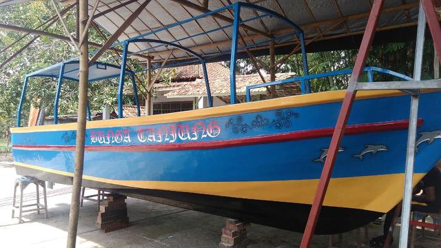 Gambar Perahu Fiberglass Nelayan Di Tengah Laut - KibrisPDR