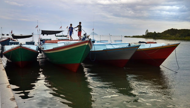 Detail Gambar Perahu Fiberglass Nelayan Di Tengah Laut Nomer 10