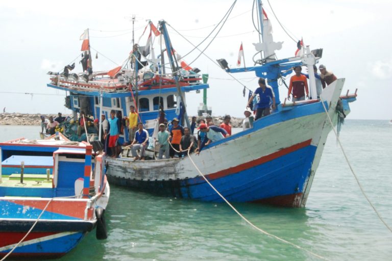 Detail Gambar Perahu Fiberglass Nelayan Di Tengah Laut Nomer 12