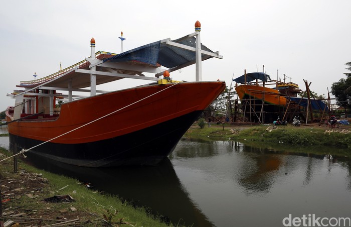 Detail Gambar Perahu Fiberglass Nelayan Di Tengah Laut Nomer 15