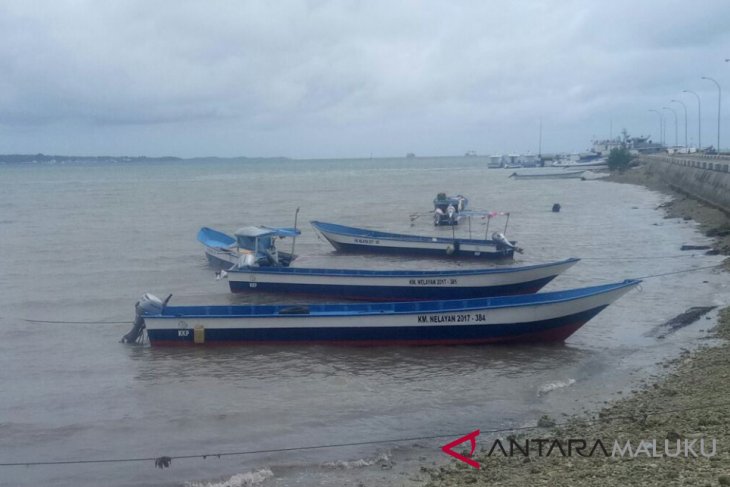 Detail Gambar Perahu Fiberglass Nelayan Di Tengah Laut Nomer 5