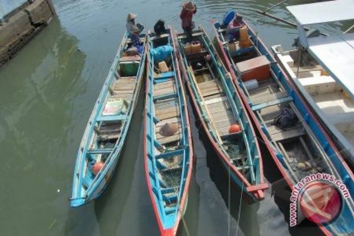 Detail Gambar Perahu Fiberglass Nelayan Di Tengah Laut Nomer 6