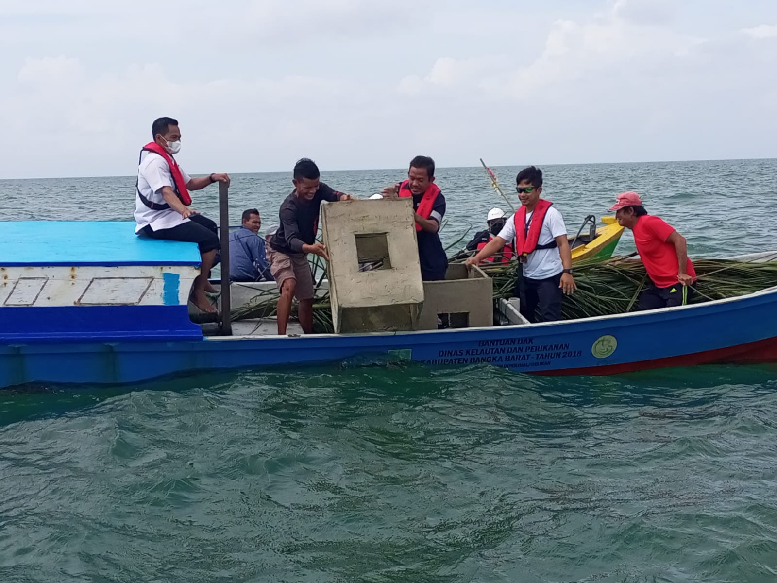 Detail Gambar Perahu Fiberglass Nelayan Di Tengah Laut Nomer 37