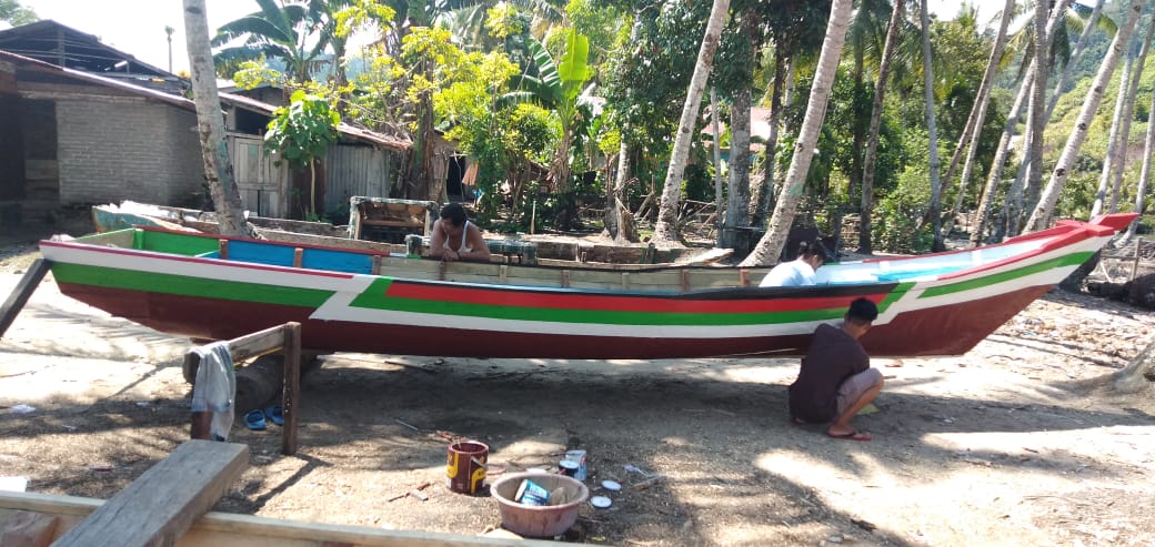 Detail Gambar Perahu Fiberglass Nelayan Di Tengah Laut Nomer 39