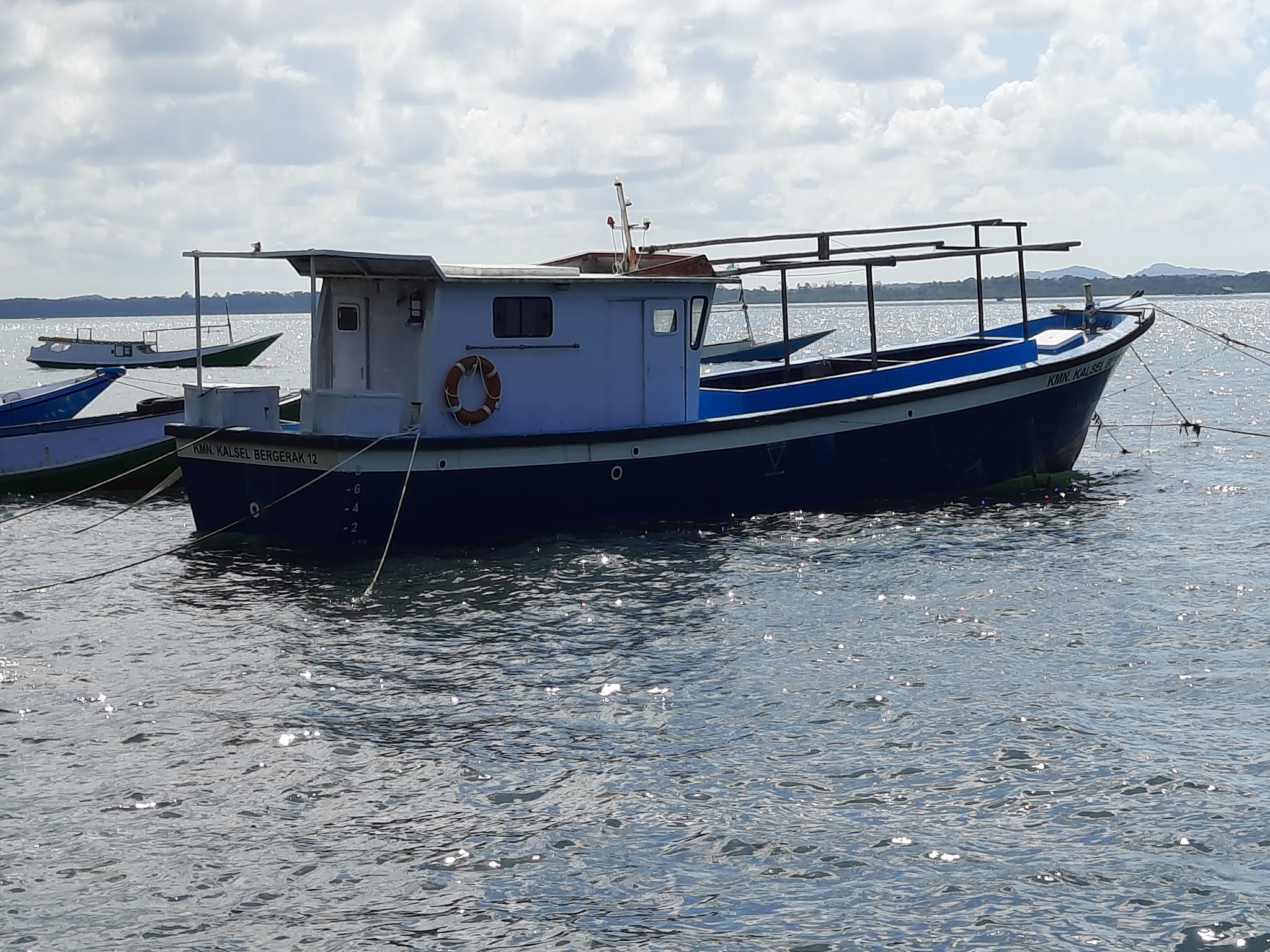 Detail Gambar Perahu Fiberglass Nelayan Di Tengah Laut Nomer 7