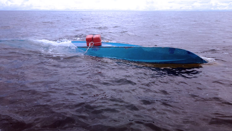 Detail Gambar Perahu Fiberglass Nelayan Di Tengah Laut Nomer 9