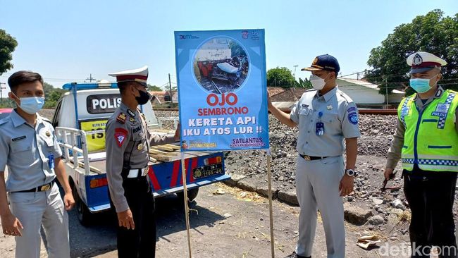 Detail Gambar Polisi Lucu Bahasa Jawa Nomer 3