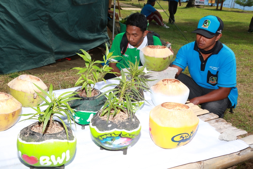 Detail Gambar Pot Bunga Dari Batok Kelapa Nomer 9