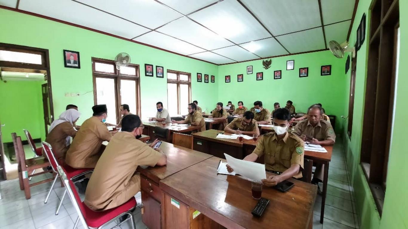 Detail Gambar Rapat Sedang Di Depan Nomer 34