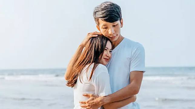 Detail Gambar Romantis Melepaskan Cinta Gambar Gengaman Tangan Di Pantai Nomer 8