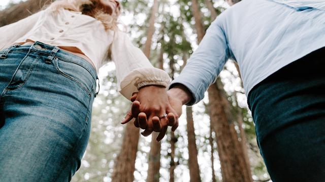 Detail Gambar Romantis Melepaskan Cinta Gambar Gengaman Tangan Di Pantai Nomer 30