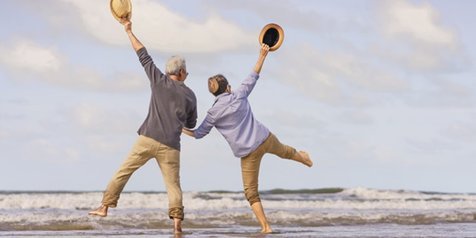 Detail Gambar Romantis Melepaskan Cinta Gambar Gengaman Tangan Di Pantai Nomer 43