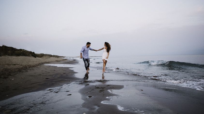 Detail Gambar Romantis Melepaskan Cinta Gambar Gengaman Tangan Di Pantai Nomer 44