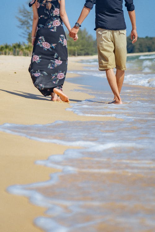 Detail Gambar Romantis Melepaskan Cinta Gambar Gengaman Tangan Di Pantai Nomer 4