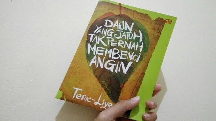 Detail Gambar Sampul Buku Daun Yang Jatuh Tak Membenci Angin Nomer 15