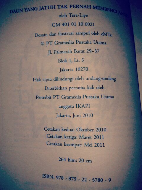 Detail Gambar Sampul Buku Daun Yang Jatuh Tak Membenci Angin Nomer 31