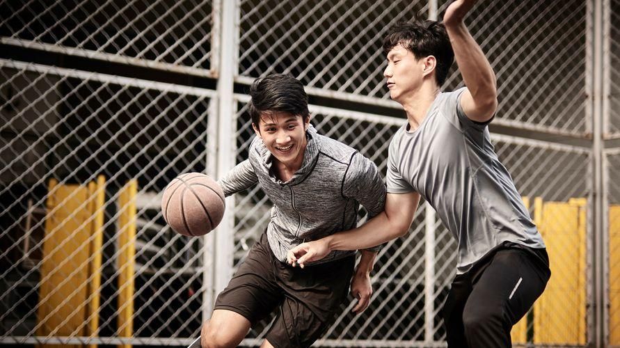 Detail Gambar Sedang Melakukan Gerakan Dribel Bola Basket Nomer 8