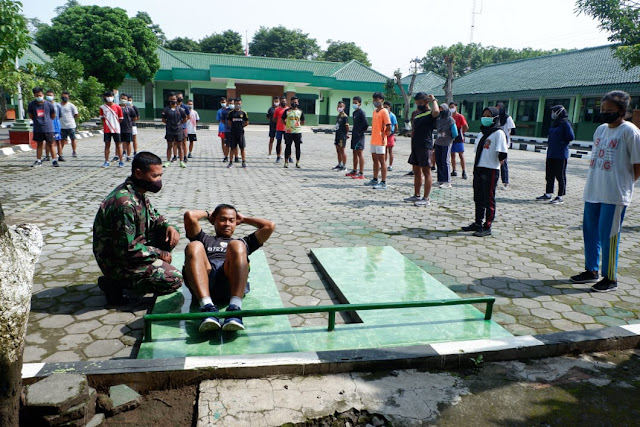 Detail Gambar Sit Up Beserta Persiapan Dan Pelaksanaannya Nomer 22