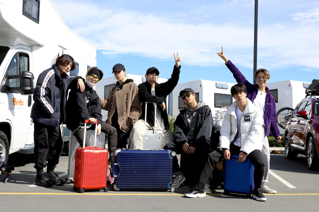 Detail Gambar Tas Bts Dan Army Untuk Liburan Nomer 26