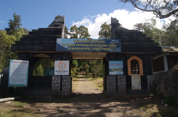 Detail Gambar Turis Asing Di Cemoro Sewu Sine Tulungagung Nomer 26