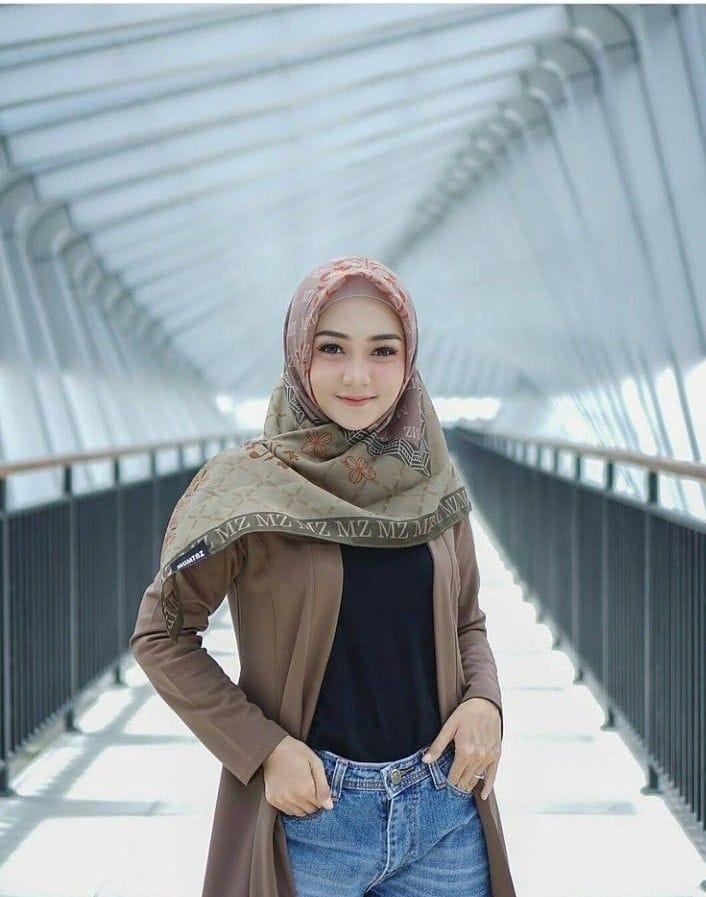 Detail Gaya Berfoto Yang Keren Untuk Wanita Berhijab Nomer 3