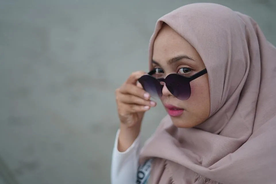 Detail Gaya Berfoto Yang Keren Untuk Wanita Berhijab Nomer 21