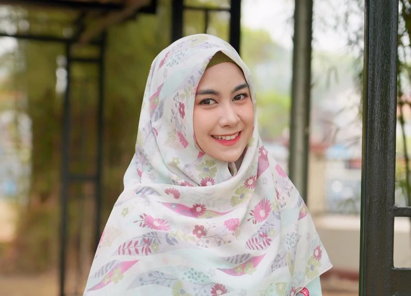 Detail Gaya Berfoto Yang Keren Untuk Wanita Berhijab Nomer 22