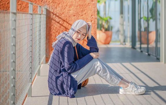 Detail Gaya Berfoto Yang Keren Untuk Wanita Berhijab Nomer 30