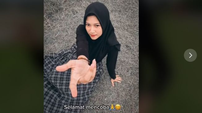 Detail Gaya Berfoto Yang Keren Untuk Wanita Berhijab Nomer 36