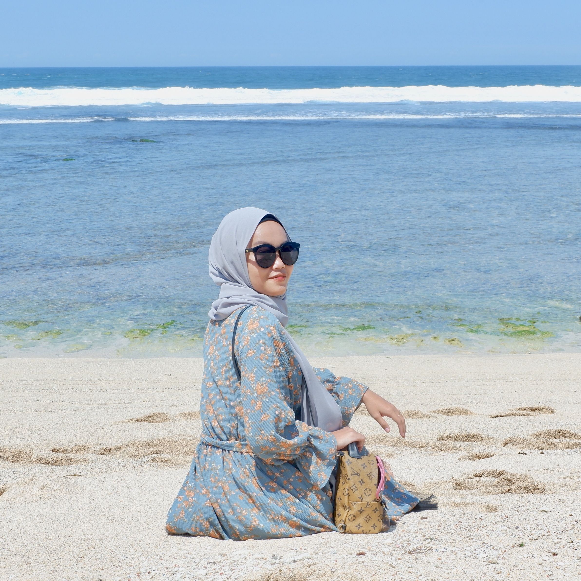 Detail Gaya Foto Ala Selebgram Di Pantai Nomer 2