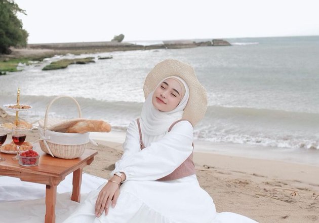 Detail Gaya Foto Ala Selebgram Di Pantai Nomer 16