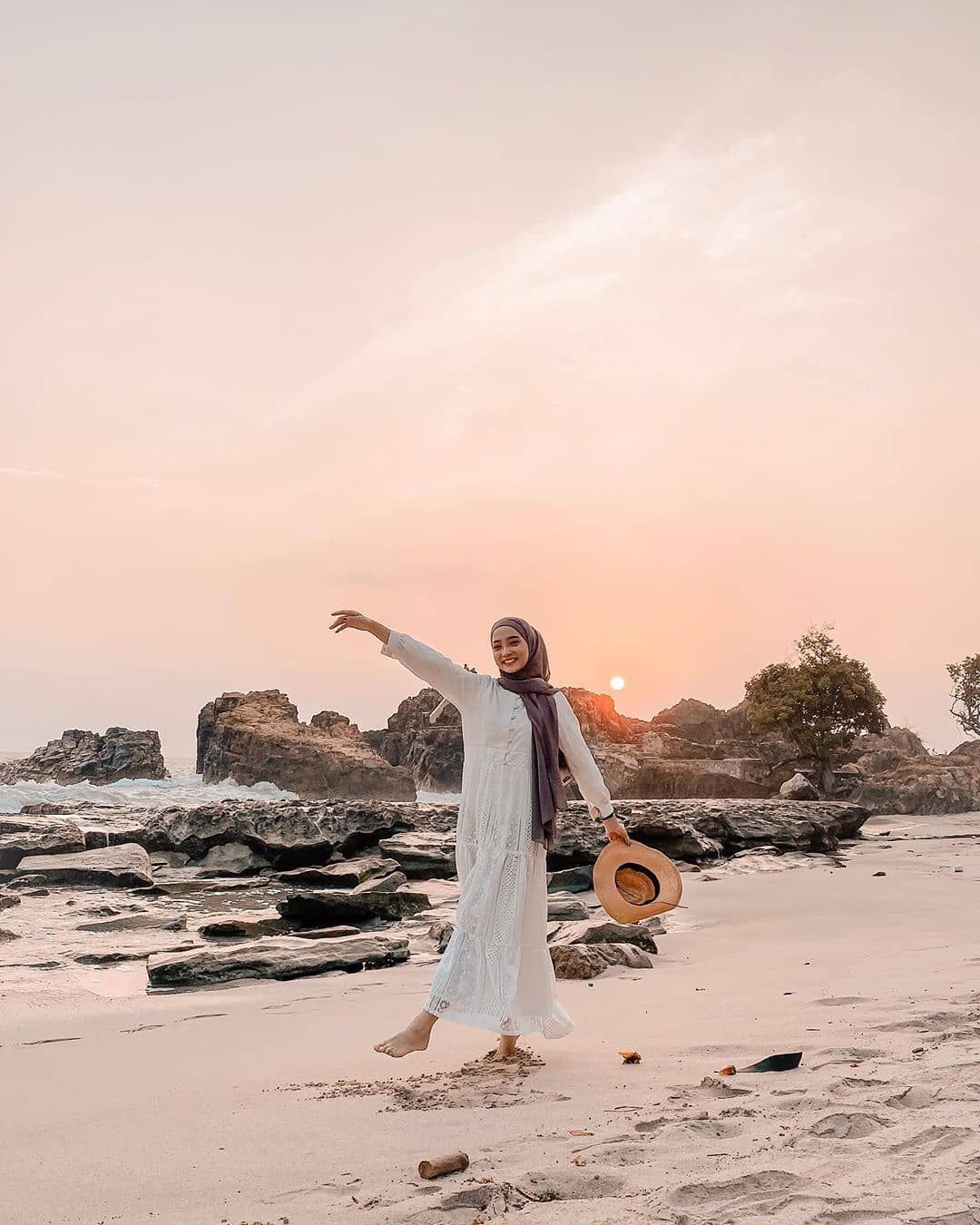 Detail Gaya Foto Ala Selebgram Di Pantai Nomer 3