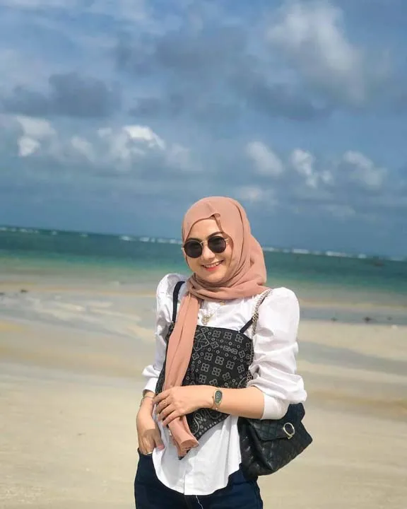 Detail Gaya Foto Ala Selebgram Di Pantai Nomer 6