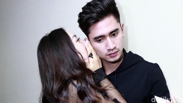 Detail Gaya Foto Dengan Pacar Romantis Nomer 15