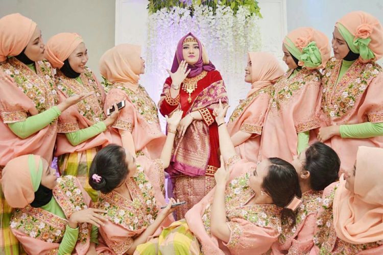 Detail Gaya Foto Pengantin Dan Pagar Ayu Nomer 21