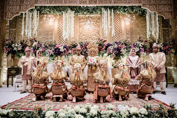 Detail Gaya Foto Pengantin Dan Pagar Ayu Nomer 40