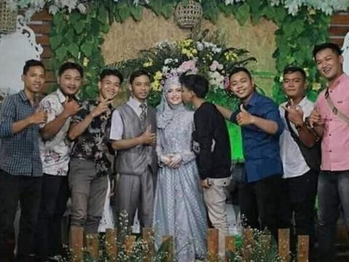 Detail Gaya Foto Pengantin Di Pelaminan Nomer 24